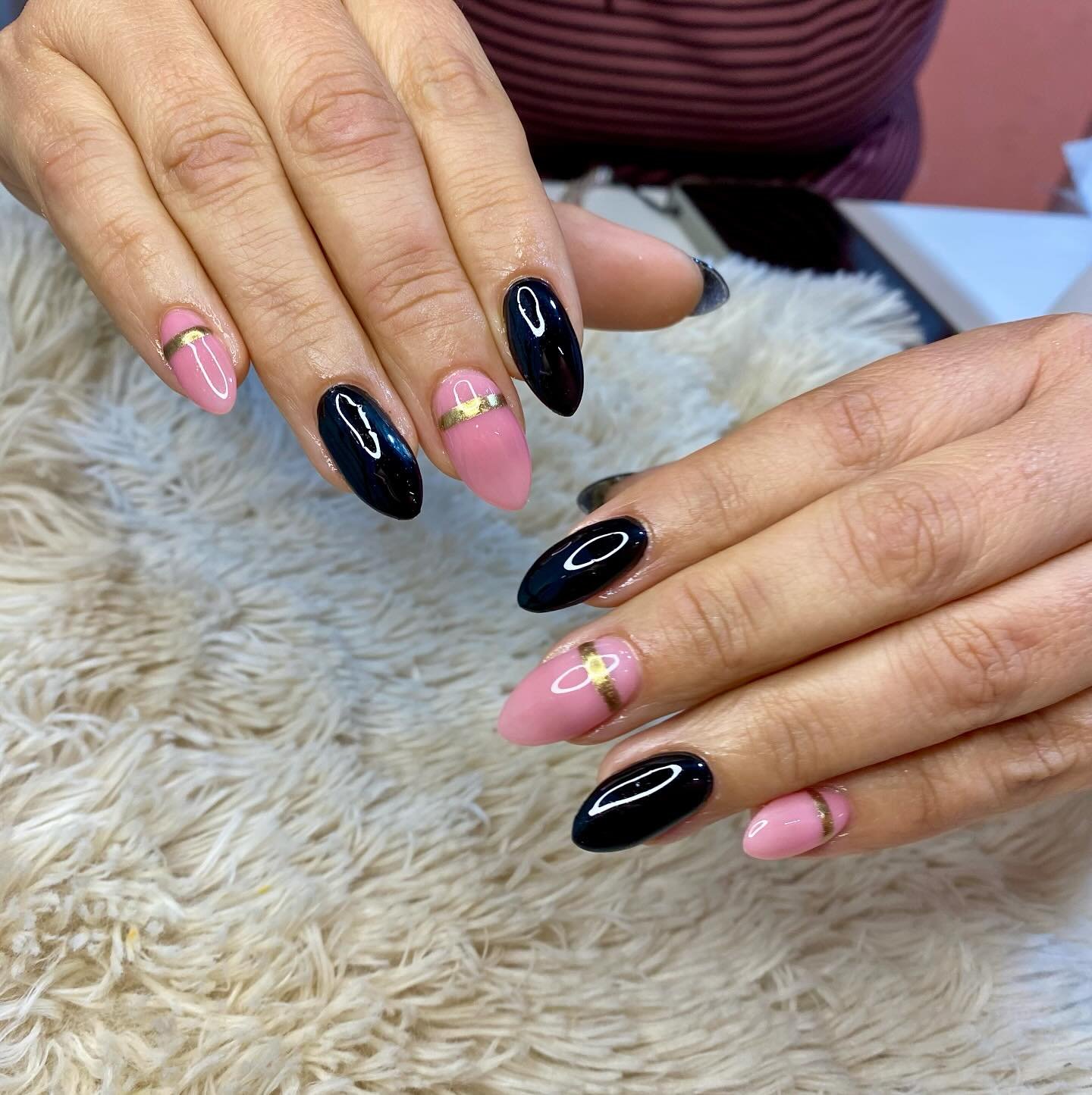 Uñas negro y rosa con detalle dorado - AntoNails Córdoba